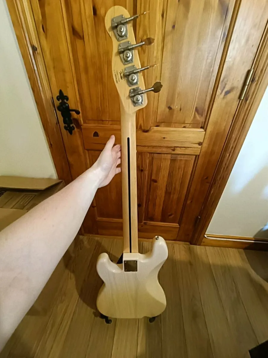 Squier Fender Precision Bass - Image 4