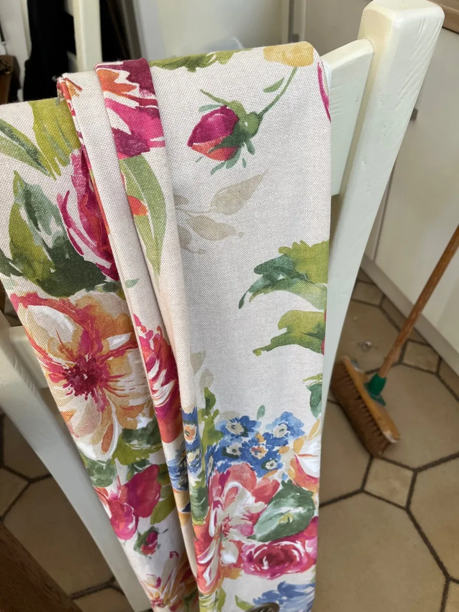 Curtains - Image 2