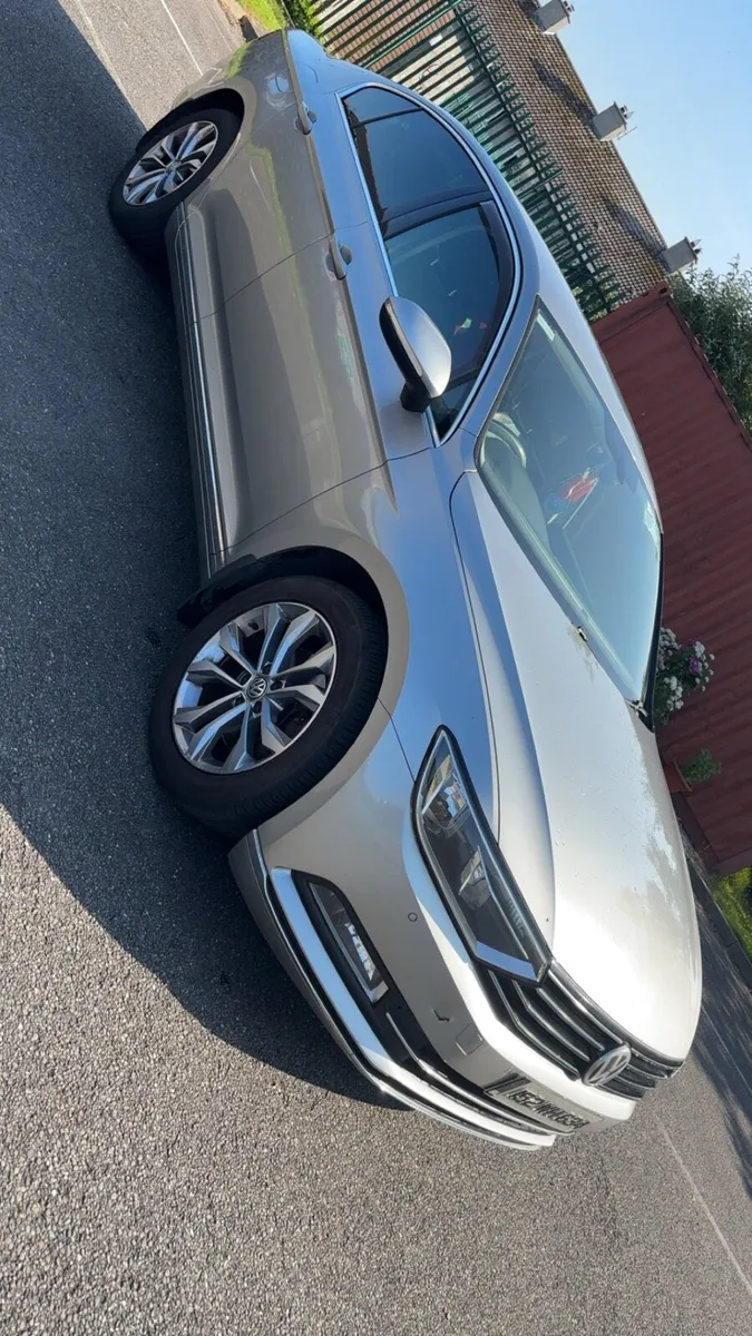 Highline Volkswagen Passat - Image 1