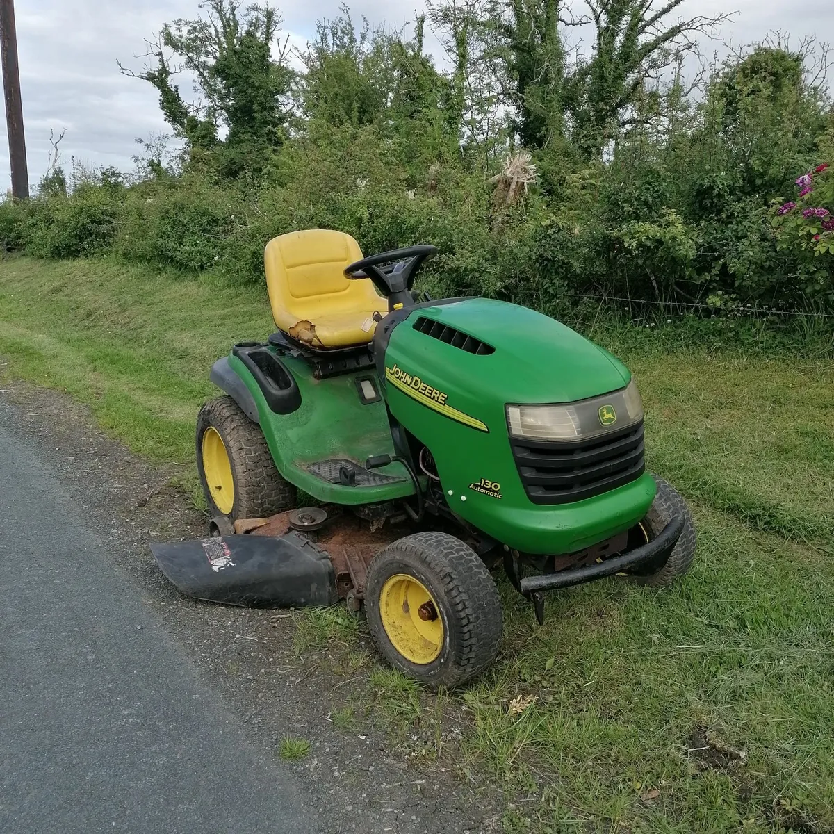 John deere ride on lawnmower - Image 1