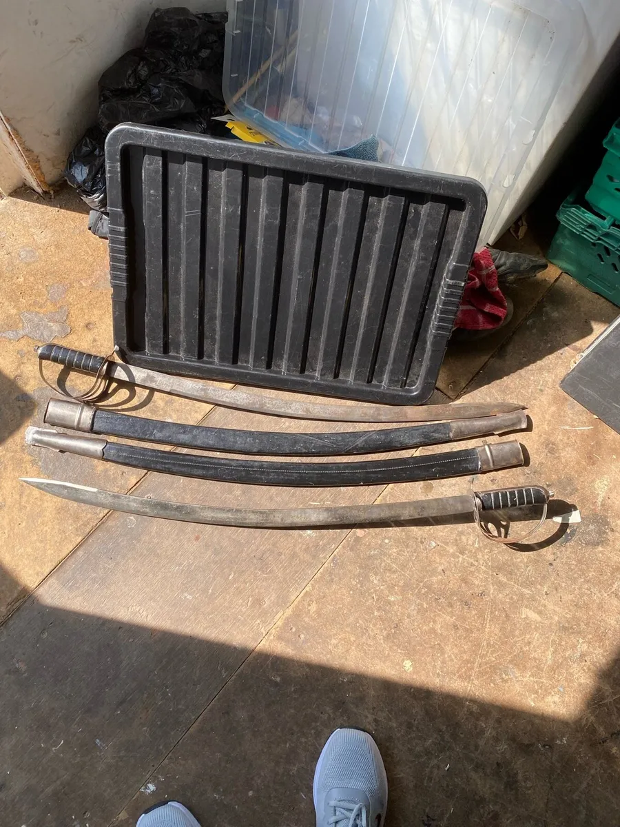 Pair of Indian Calvery swords - Image 1