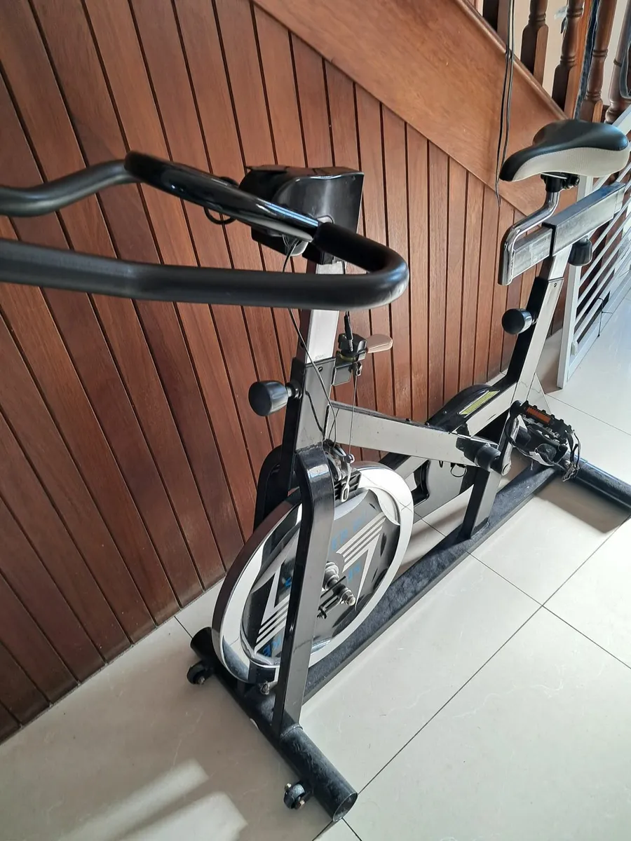 Stationary spinning bike