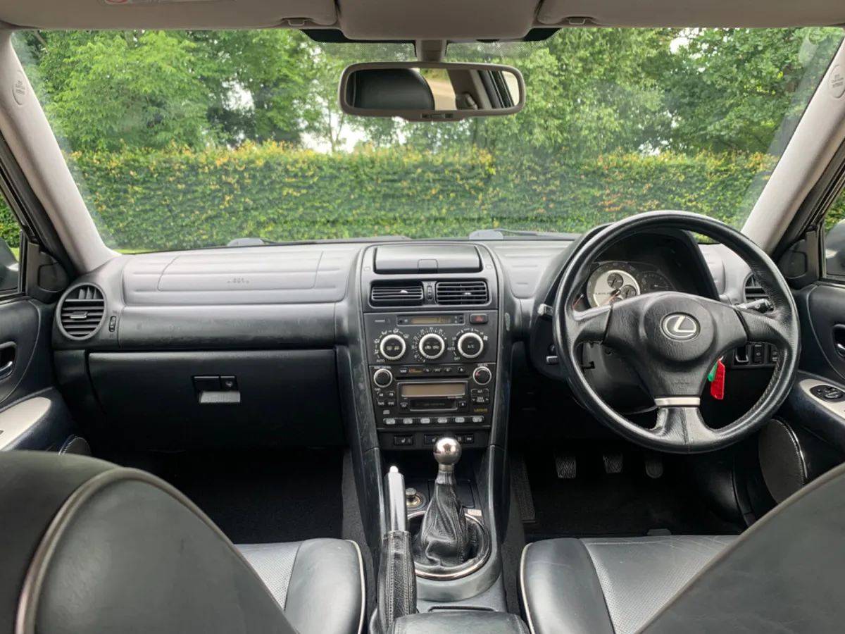 2004 LEXUS IS200 LE | BLACK LEATHER | SUNROOF - Image 4