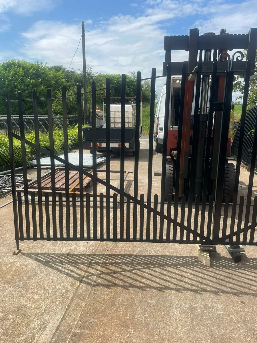 Entrance gates - Image 3