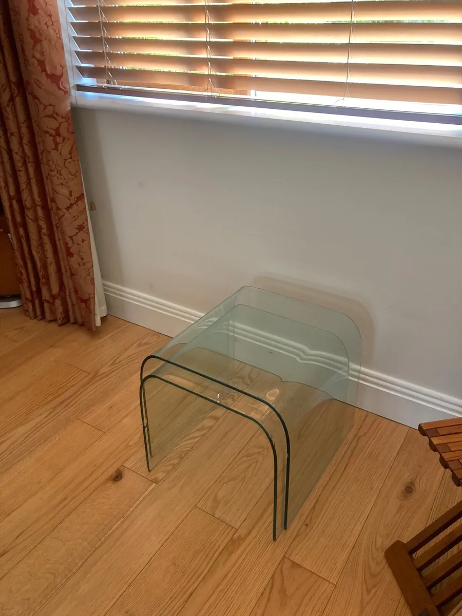 Nest of glass tables - Image 1