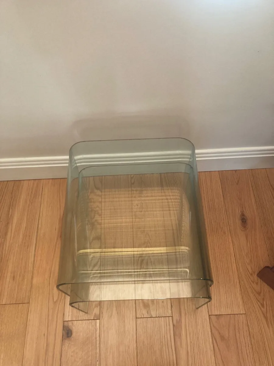 Nest of glass tables - Image 2
