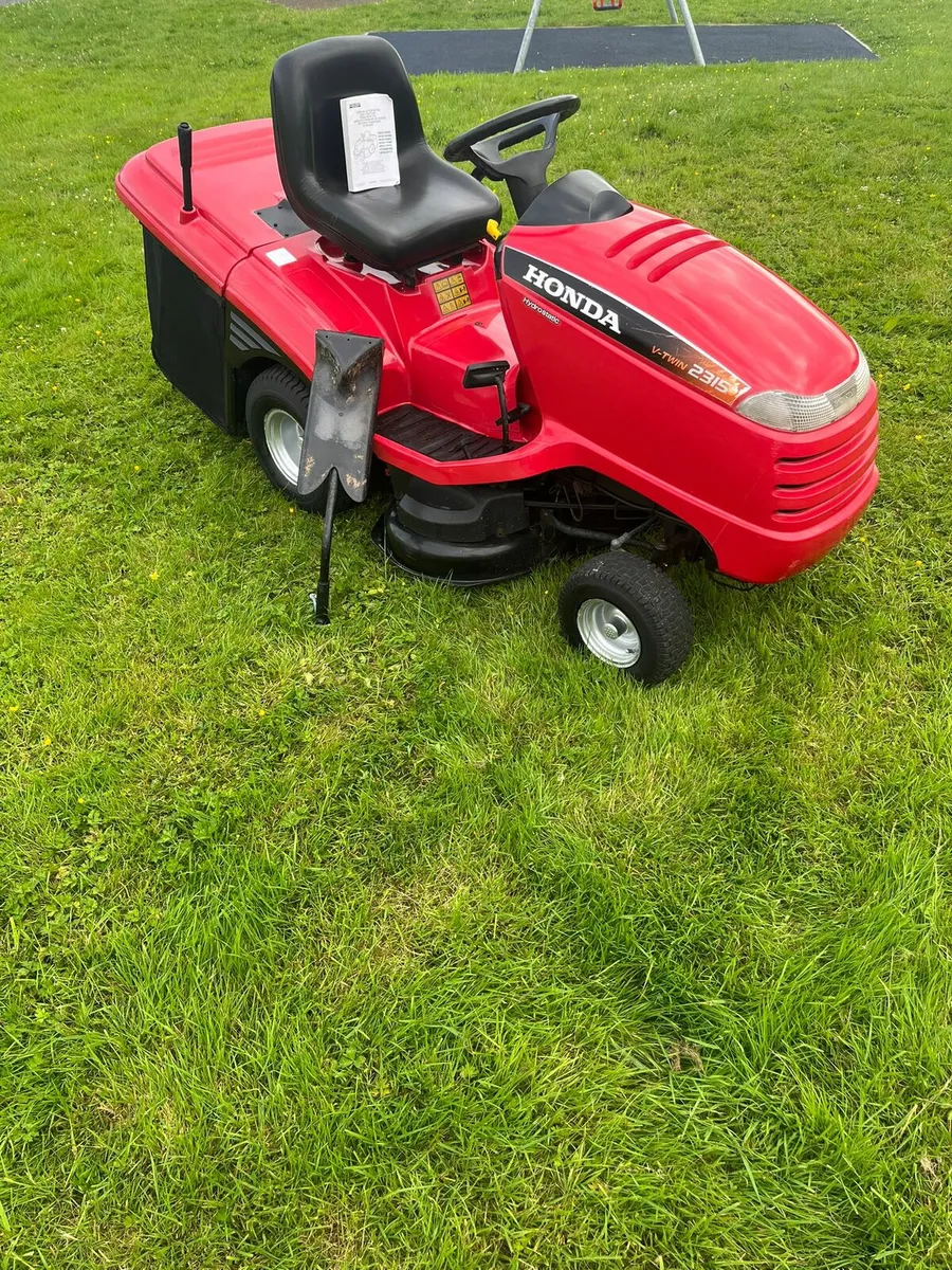 Honda 2315 petrol ride on lawnmower - Image 1