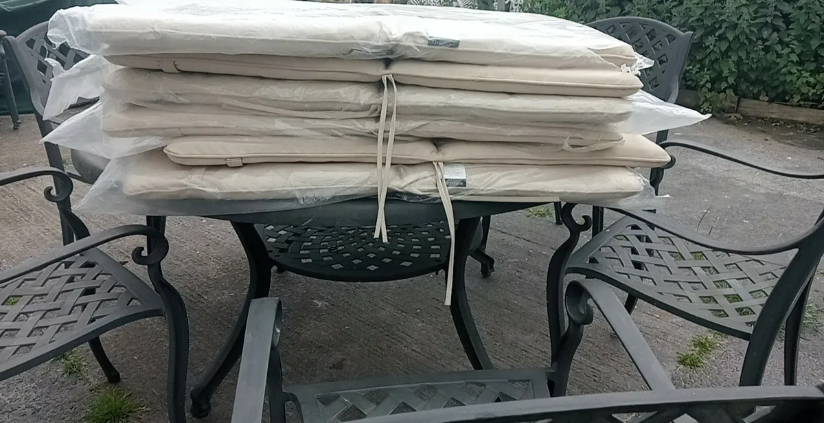 Garden table and chairs - Image 2