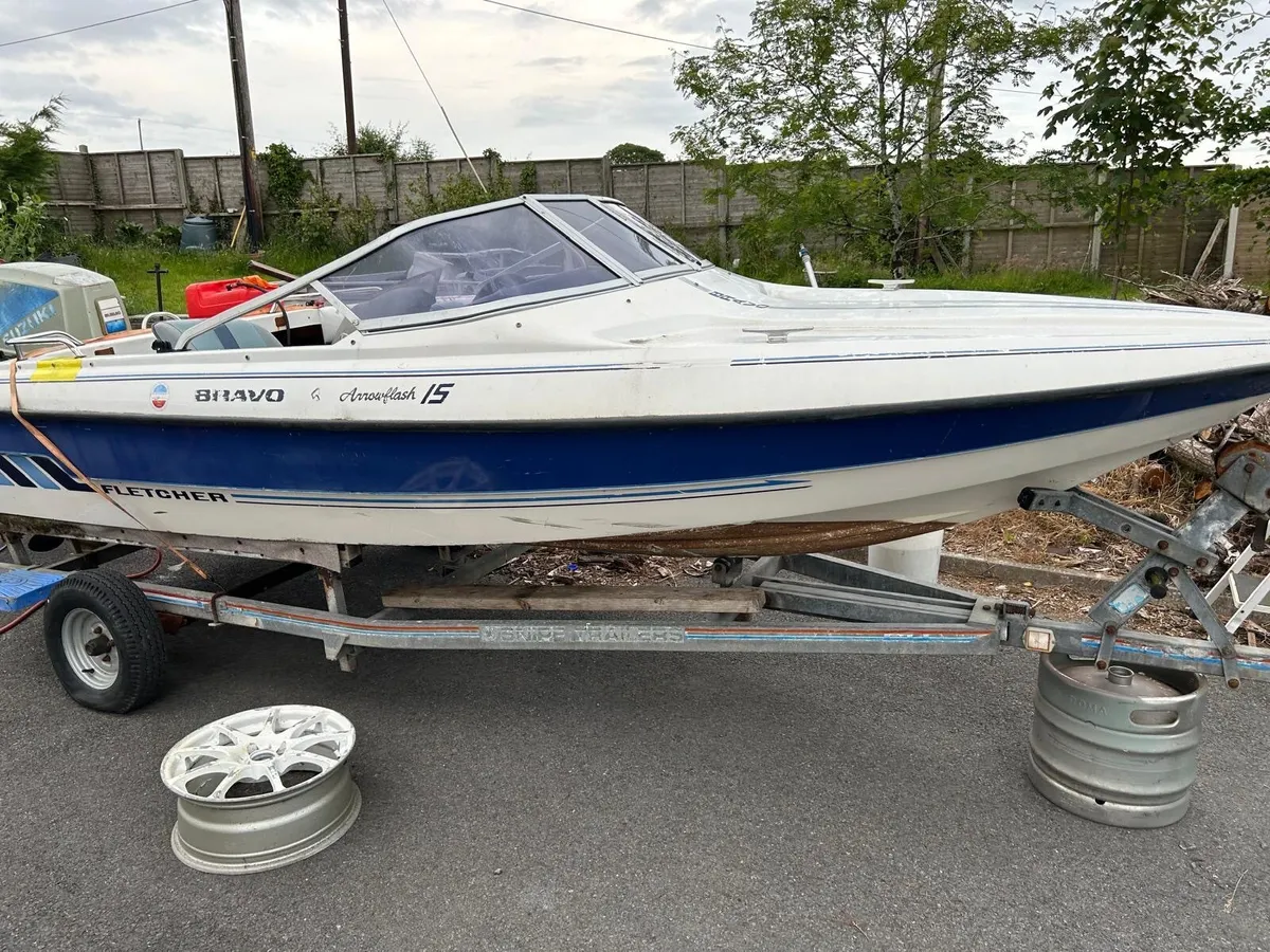 Boat engine and trailer - Image 1