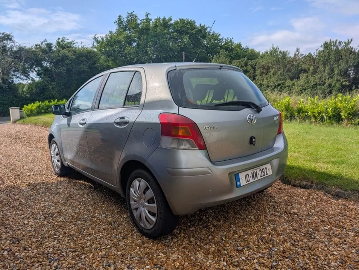 2010 Toyota Yaris - Image 2