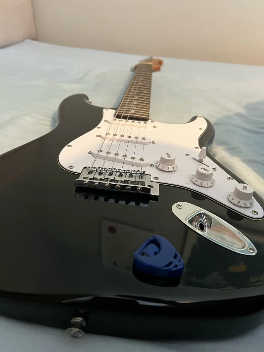 Electric Guitar - Image 4