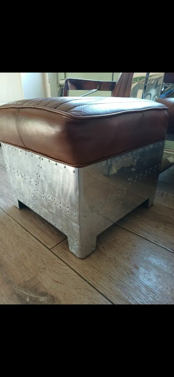 Beautiful leather and chrome set - Image 4