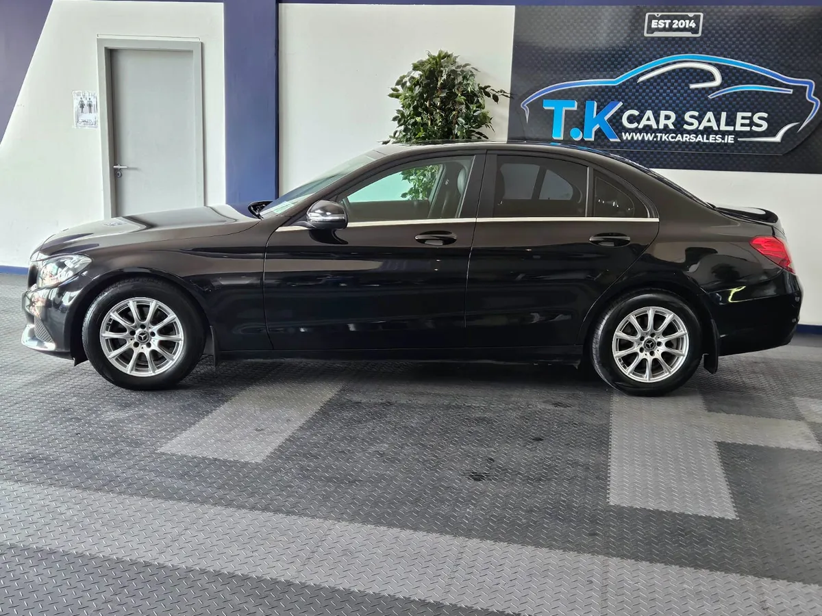 18 MERCEDES BENZ E-CLASS AVANTGARDE - Image 2