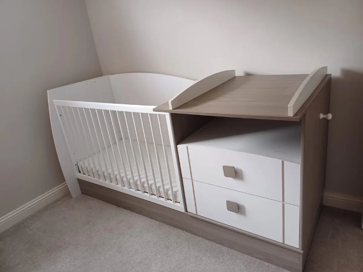 Cot + Changing Unit - Image 2