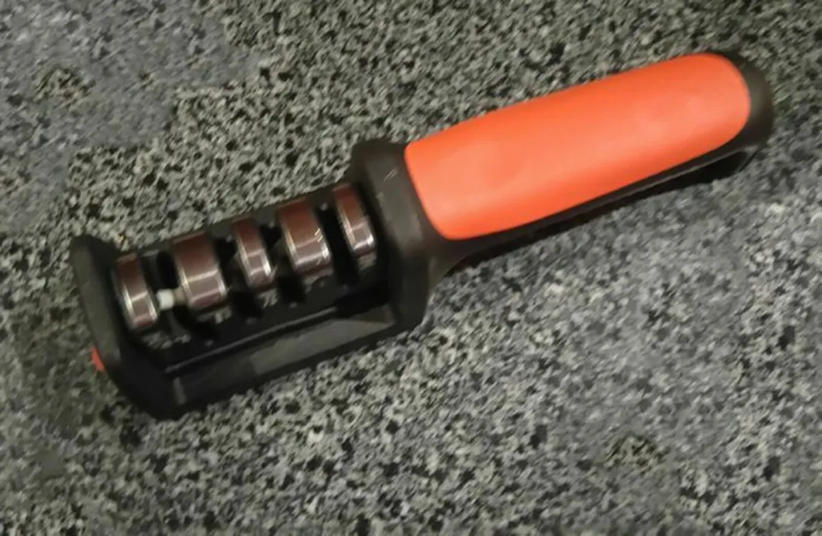KNIFE SHARPENER RED/BLACK (BRAND NEW). - Image 2