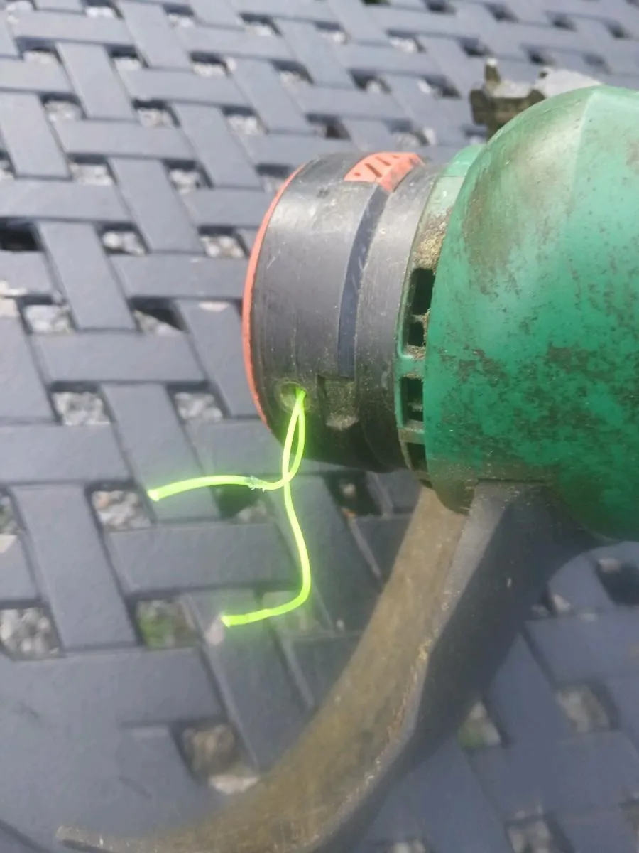 Black and Decker grass trimmers working perfect - Image 4