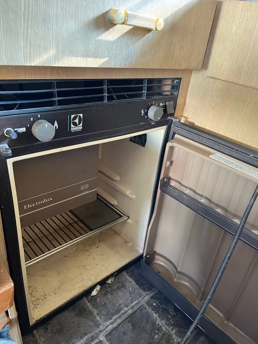 Caravan parts and windows in today - Image 2