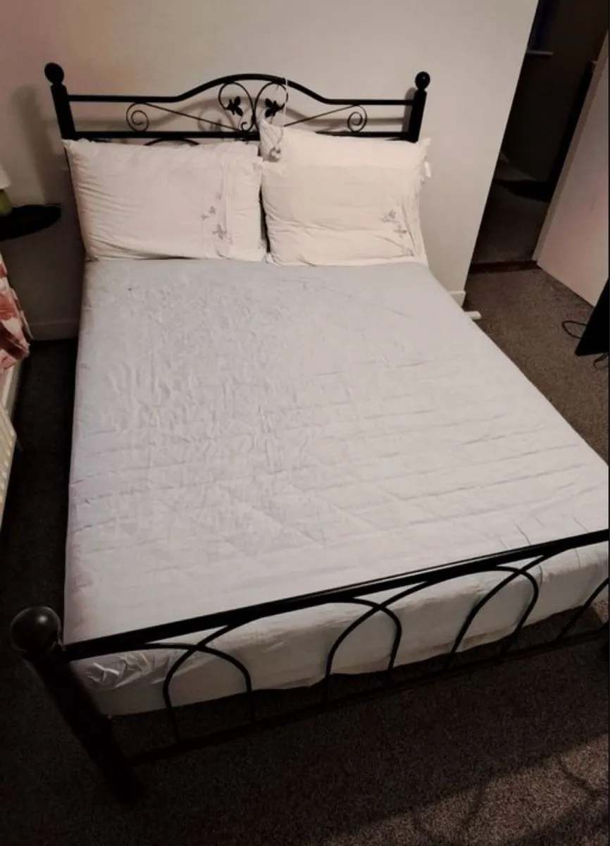 Gorgeous Black 4 Ft 6” Metal Double Bed Frame - Image 2