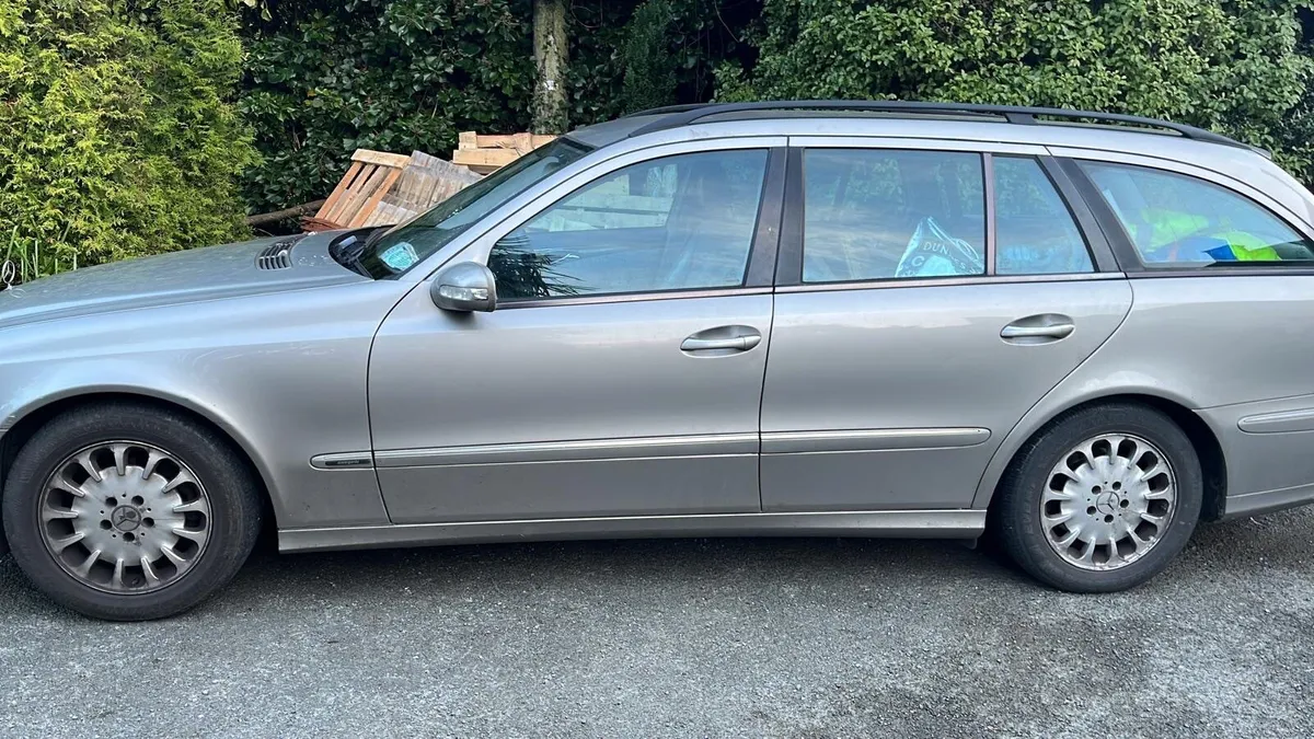 Mercedes-Benz E-Class 2005 - Image 1