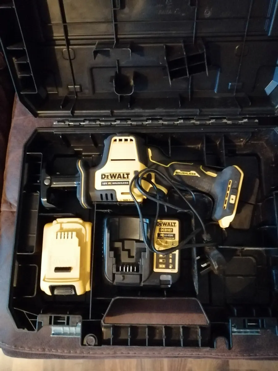 Brand new 18v dewalt reciprocating saw kit - Image 1