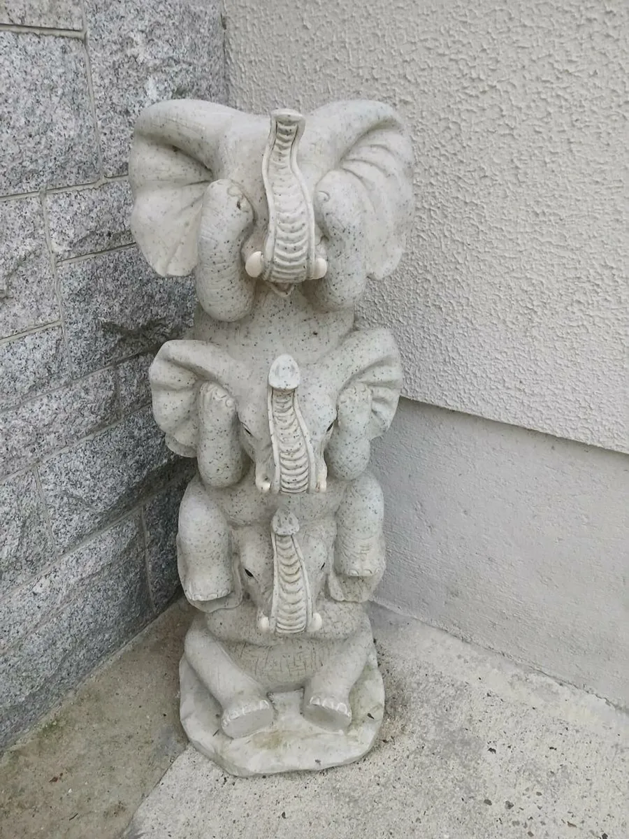 Elephant's stack outdoor statue - Image 1
