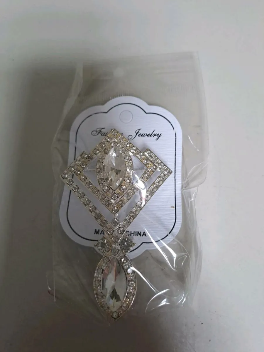 Large rhinestone crystal brooch - Image 1
