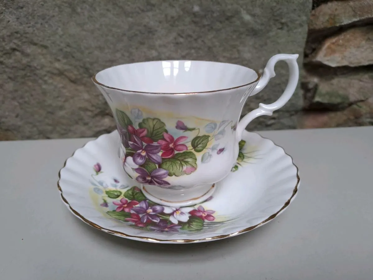 Floral teacup and saucer - Image 1