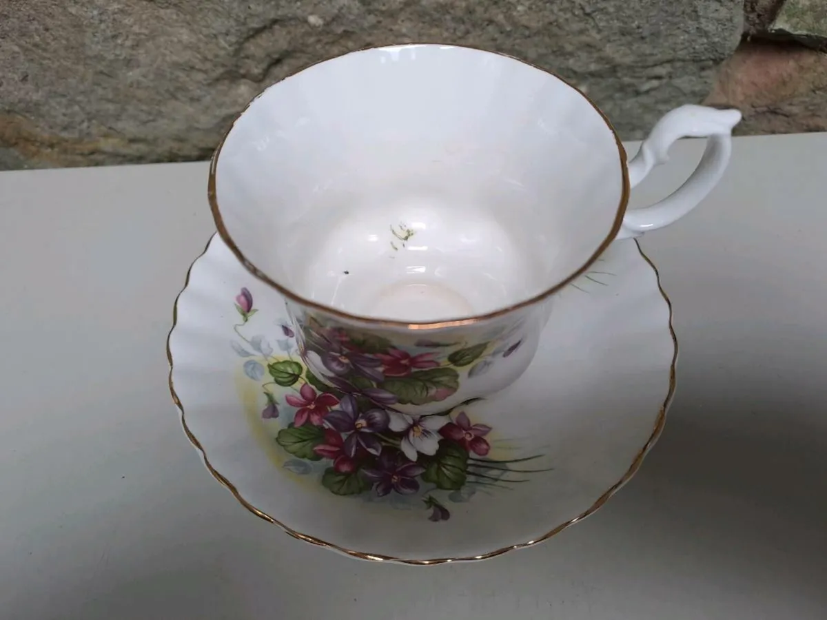 Floral teacup and saucer - Image 2