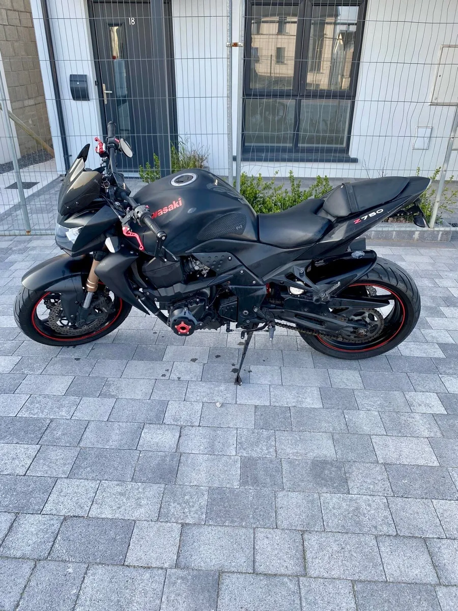 Kawasaki Z750R Black Edition - Image 3