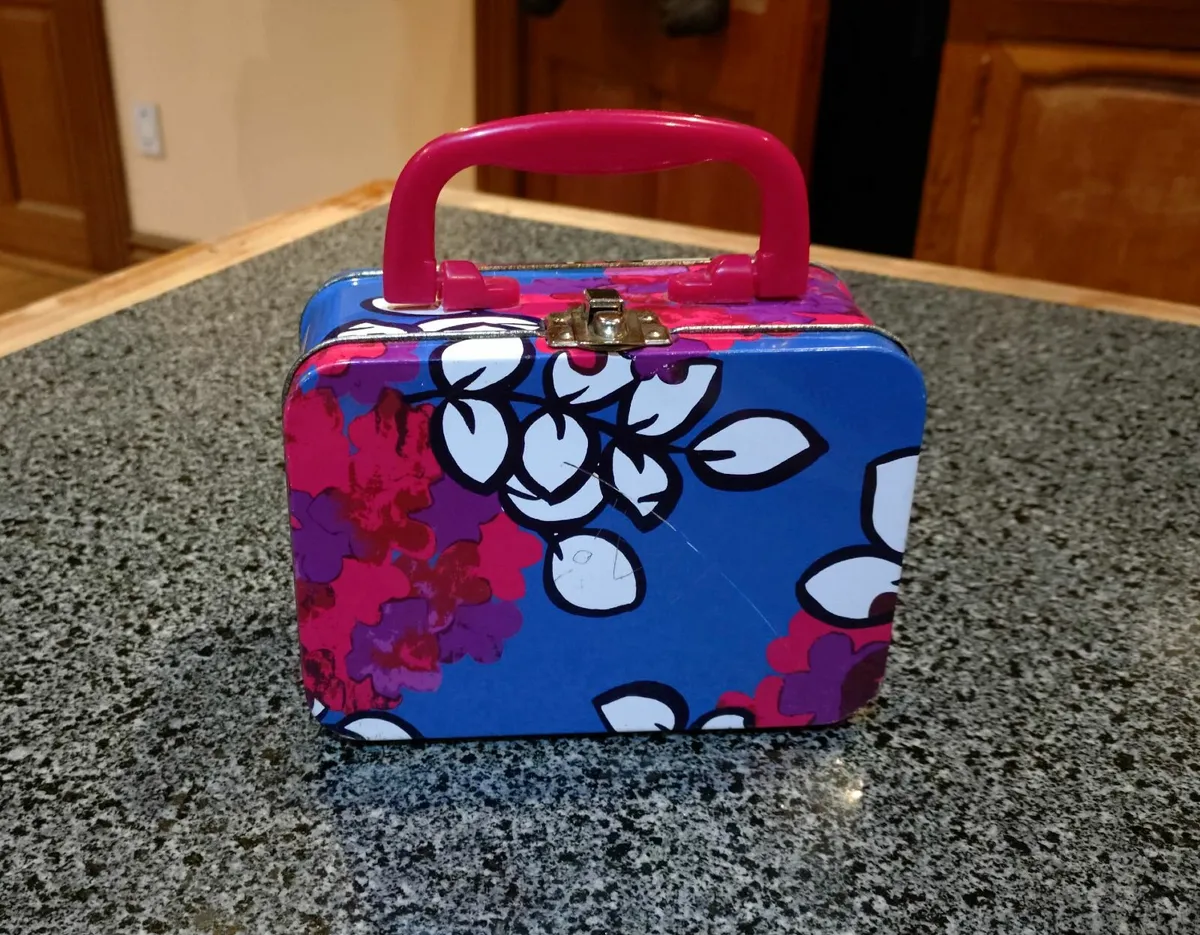 KIDS TIN SUITCASE/LUNCH BOX (USED). - Image 1