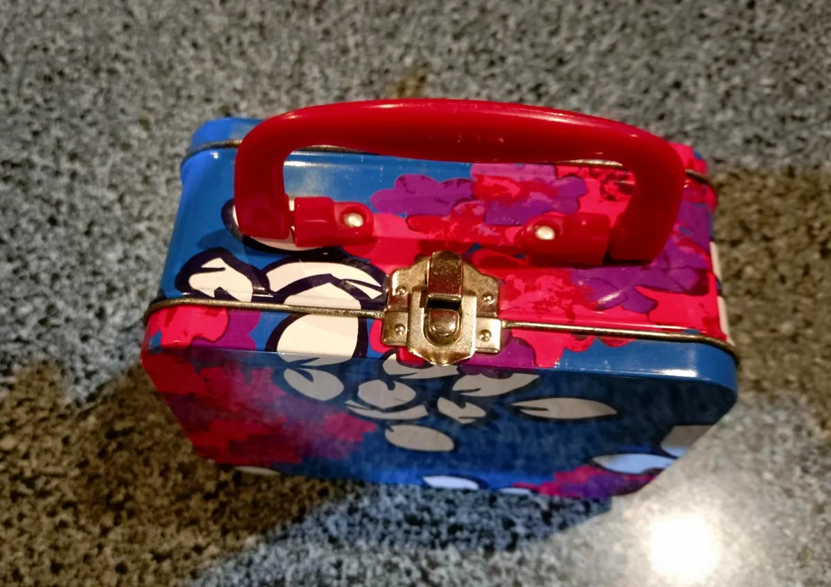 KIDS TIN SUITCASE/LUNCH BOX (USED). - Image 2