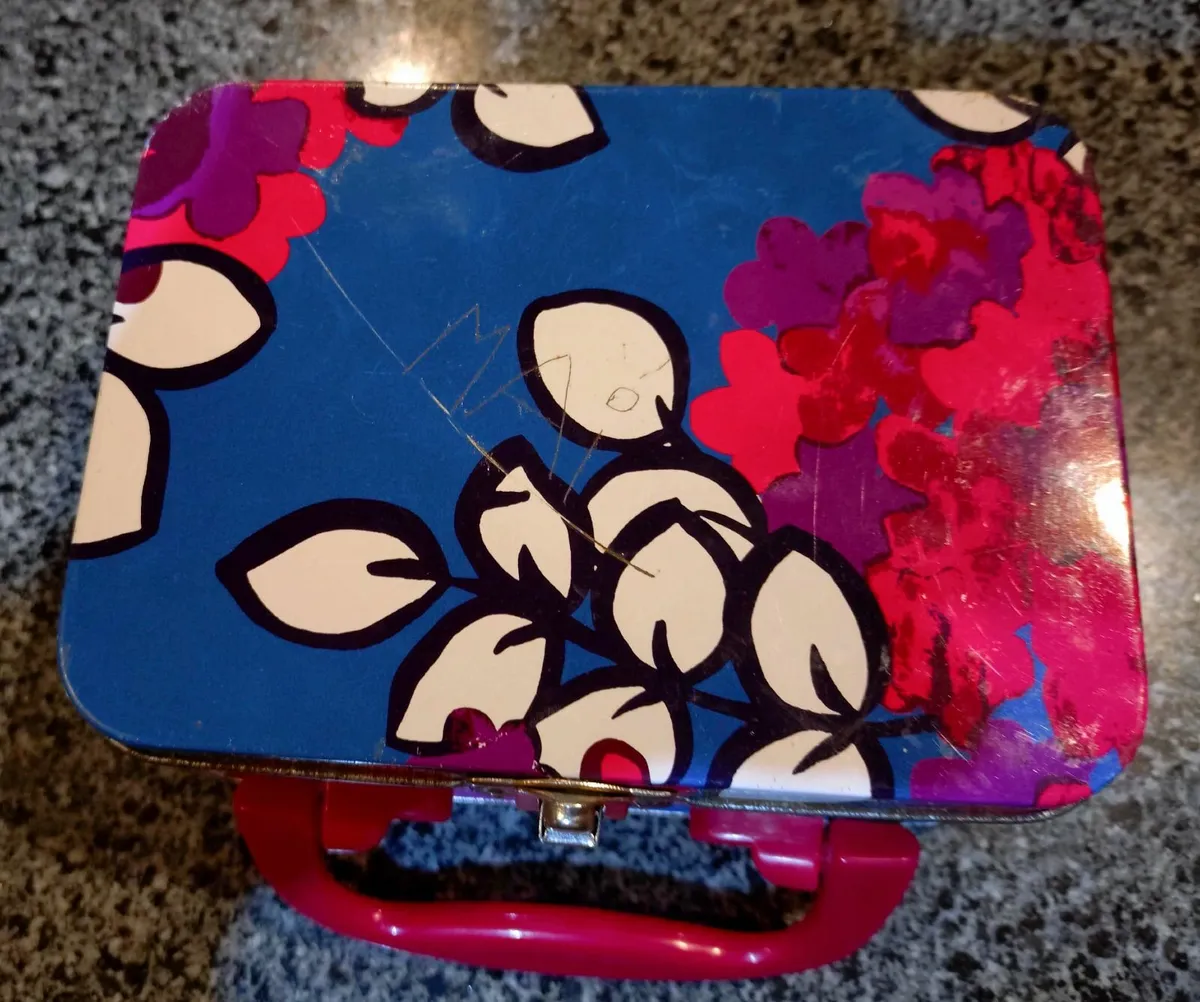 KIDS TIN SUITCASE/LUNCH BOX (USED). - Image 3