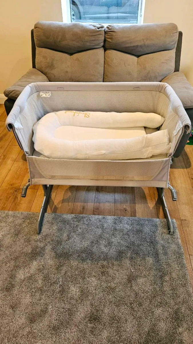 Chicco Next to Me Bedside Cot & Sleepyhead Insert - Image 3
