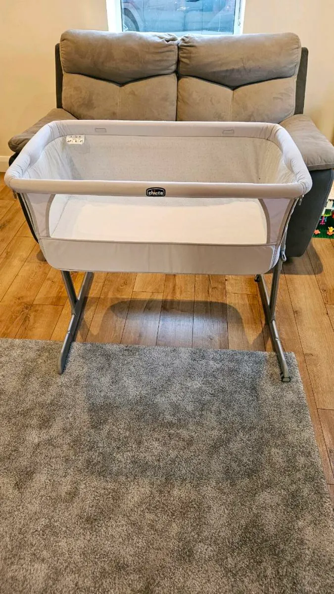 Chicco Next to Me Bedside Cot & Sleepyhead Insert - Image 1