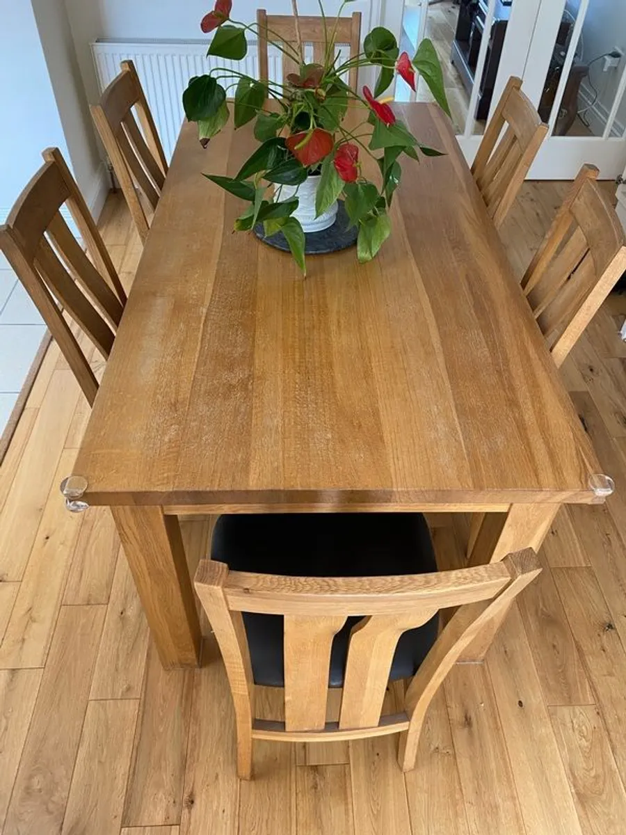 Kitchen table and chairs - Image 1