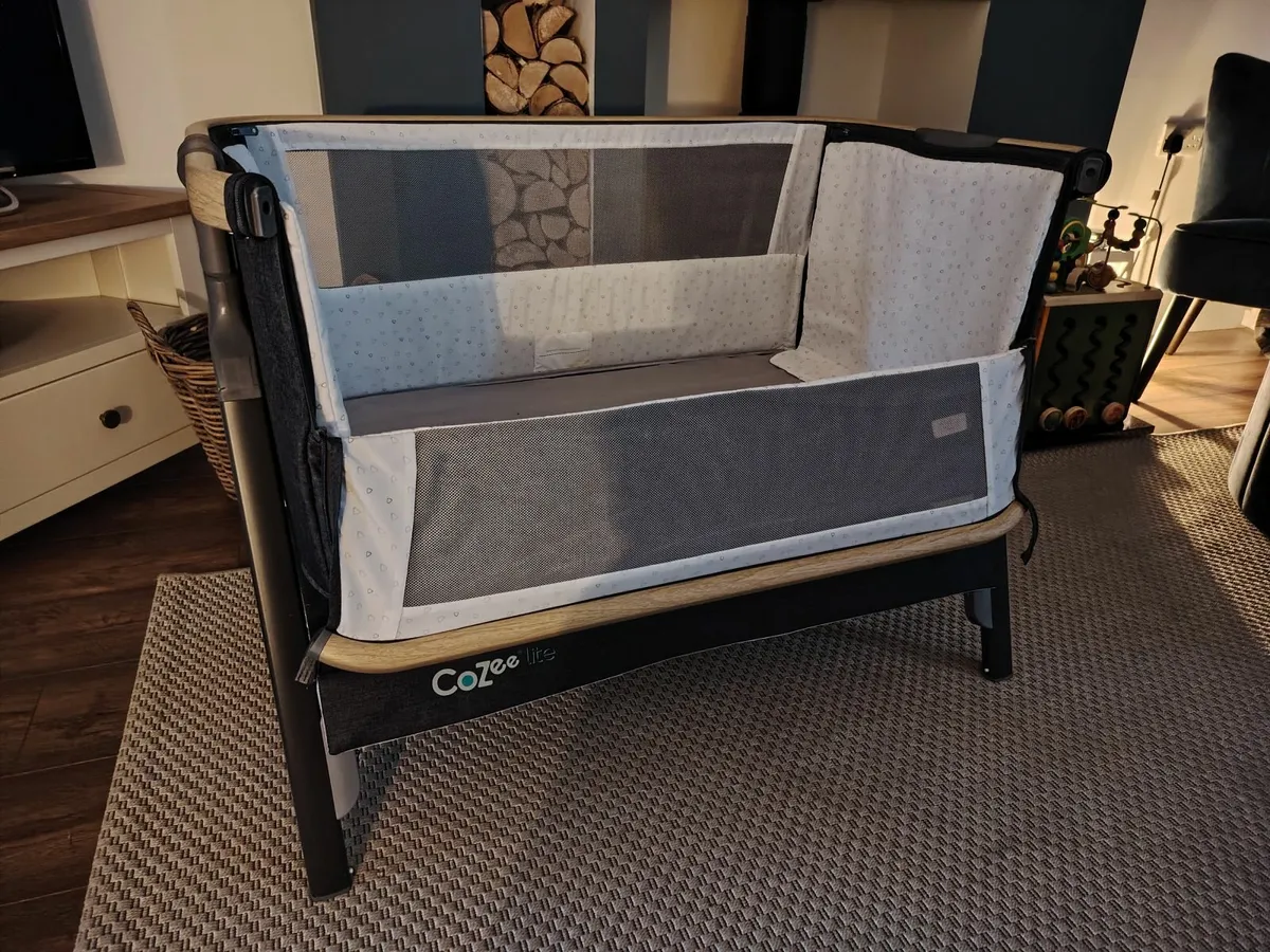 Tutti Bambini CoZee Lite Bedside Crib Grey and Oak - Image 3