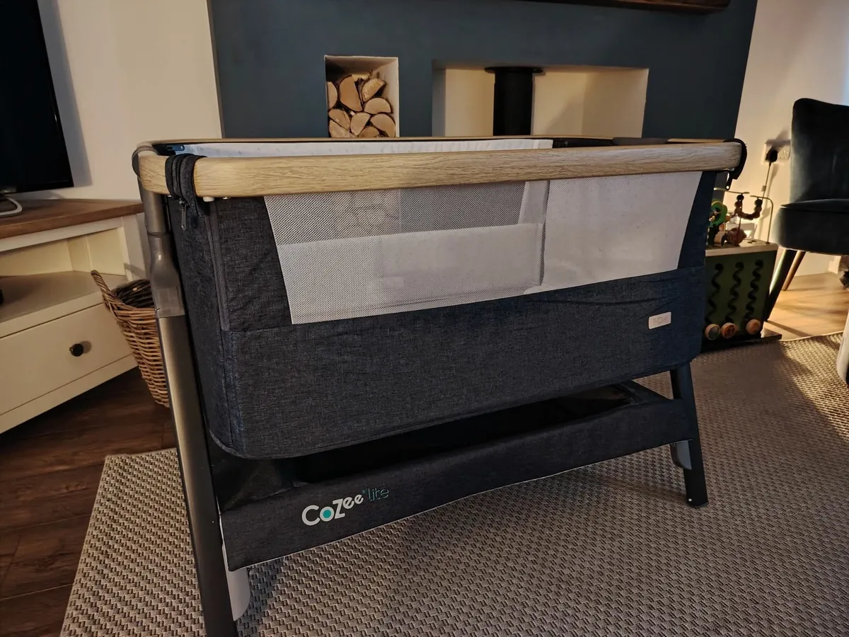 Tutti Bambini CoZee Lite Bedside Crib Grey and Oak - Image 4