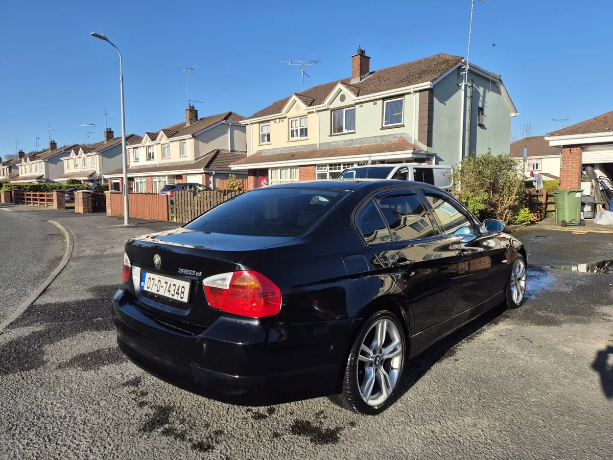 BMW E90 2007 - Image 4