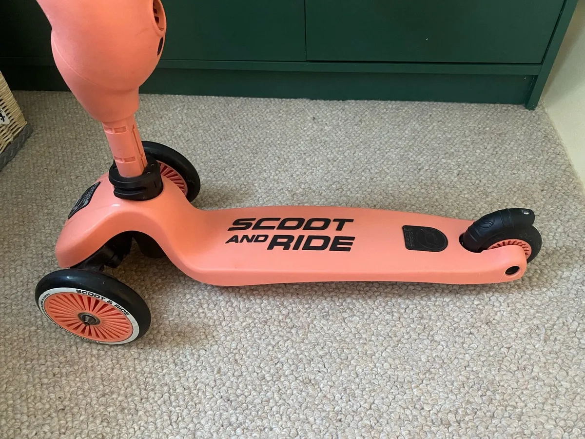 Scoot and Ride Highway Kick 1 Peach and helmet - Image 3