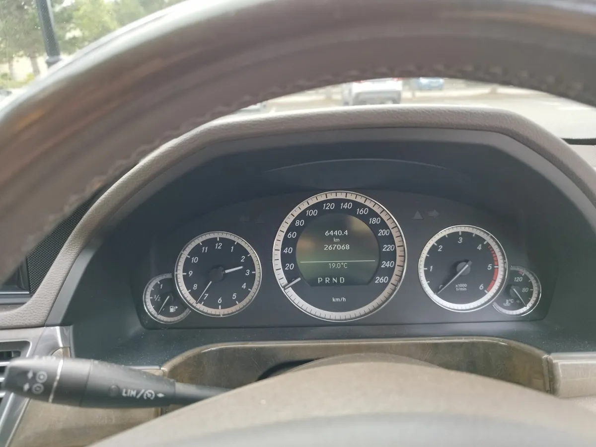Mercedes-Benz E-Class 2010 - Image 3