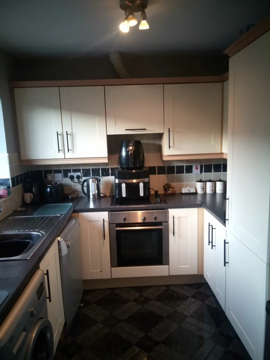Kitchen and appliances - Image 1