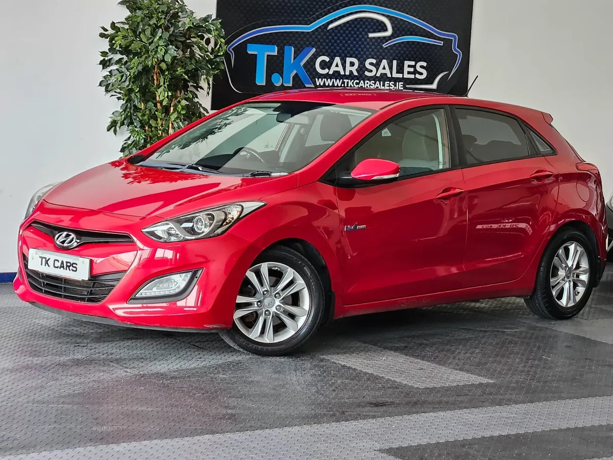 15 HYUNDAI i30 DELUXE DIESEL - Image 1