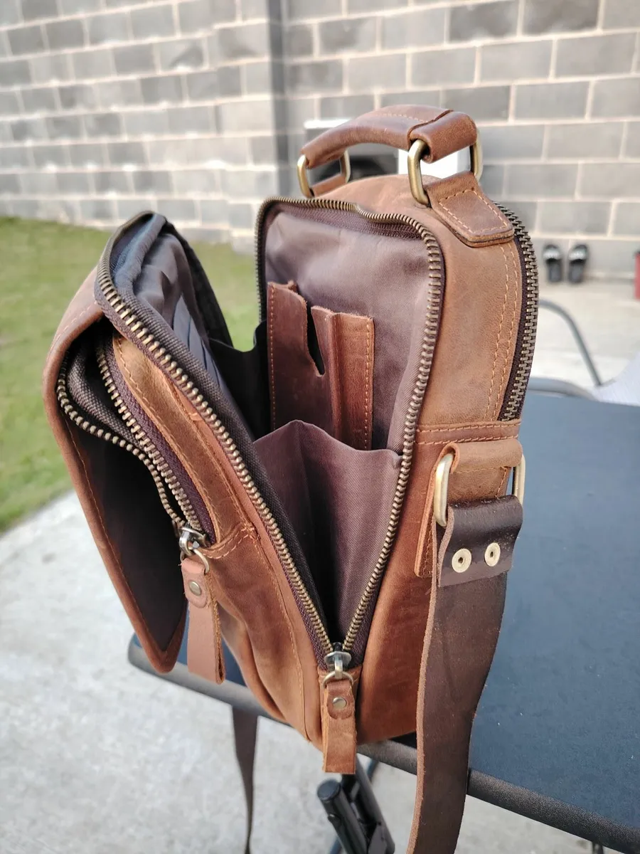 Contacts leather shoulder bag - Image 4