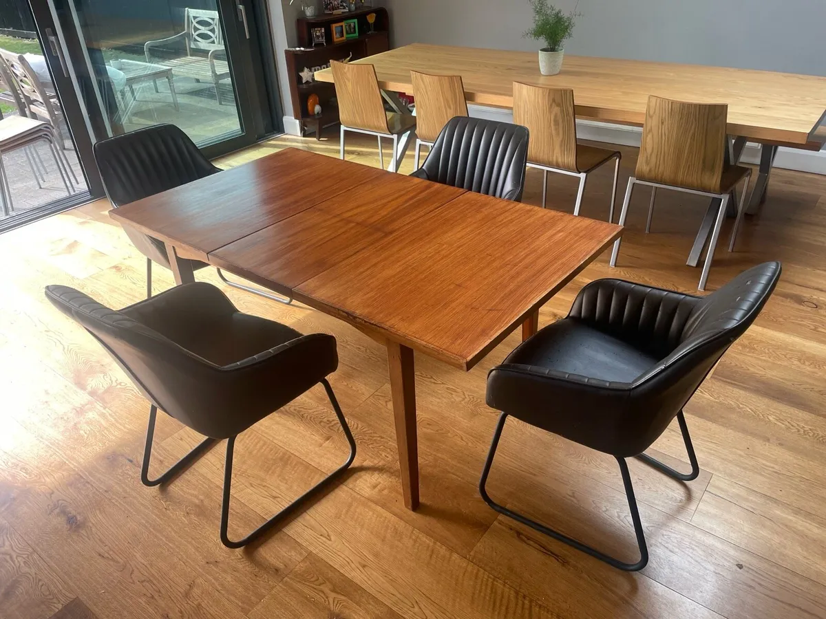 Table and chairs - Image 1