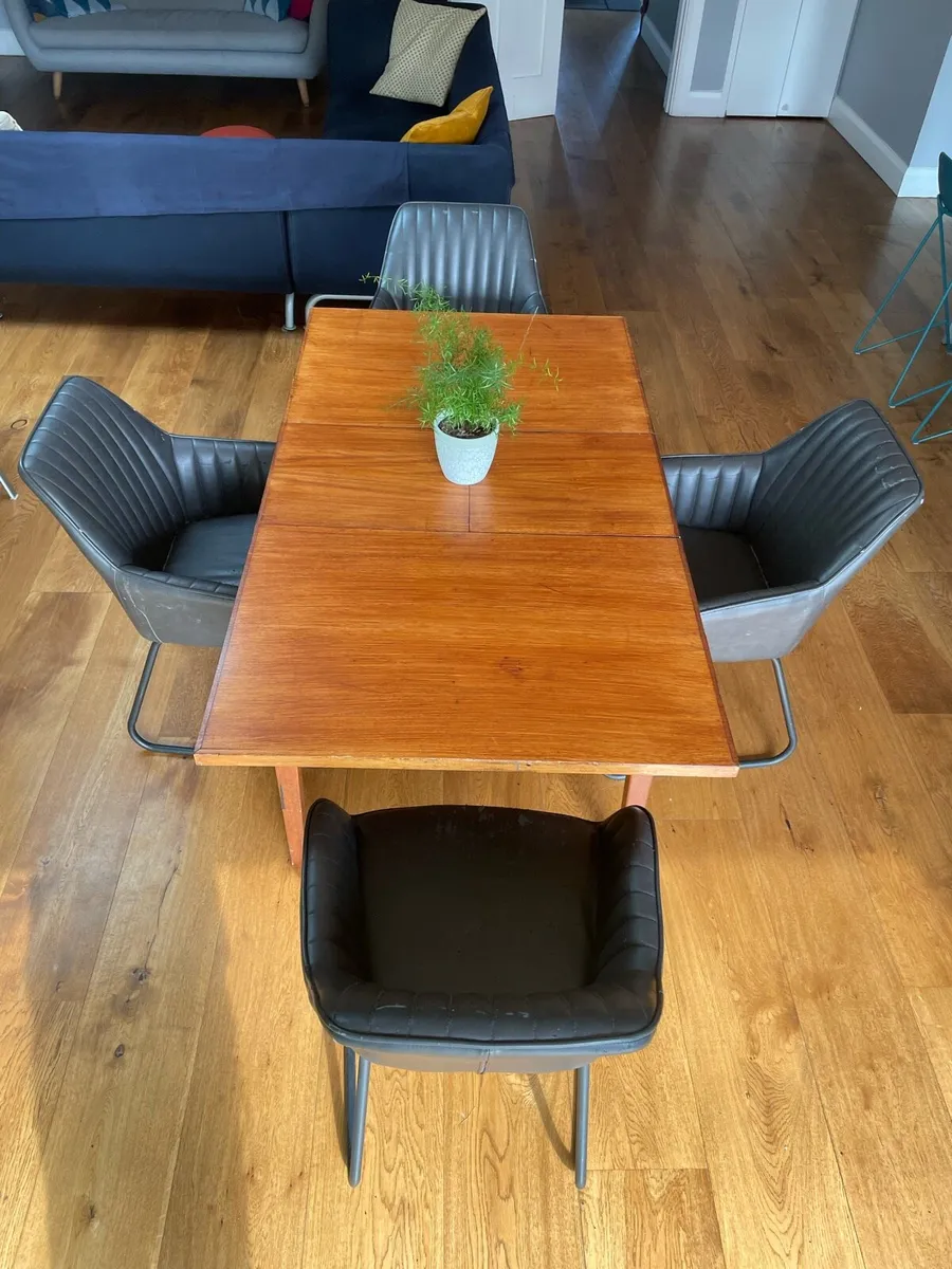 Table and chairs - Image 2