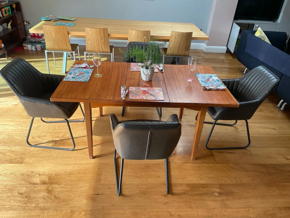 Table and chairs - Image 3