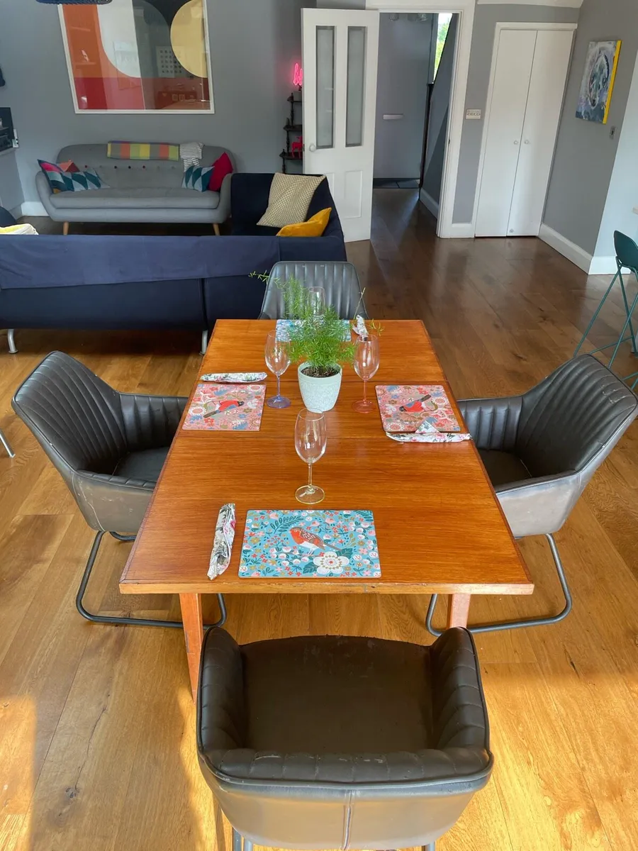 Table and chairs - Image 4