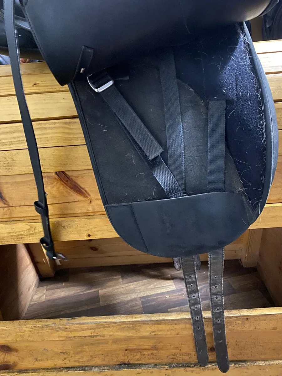 16.5” Wintec black adjustable saddle dressage - Image 3