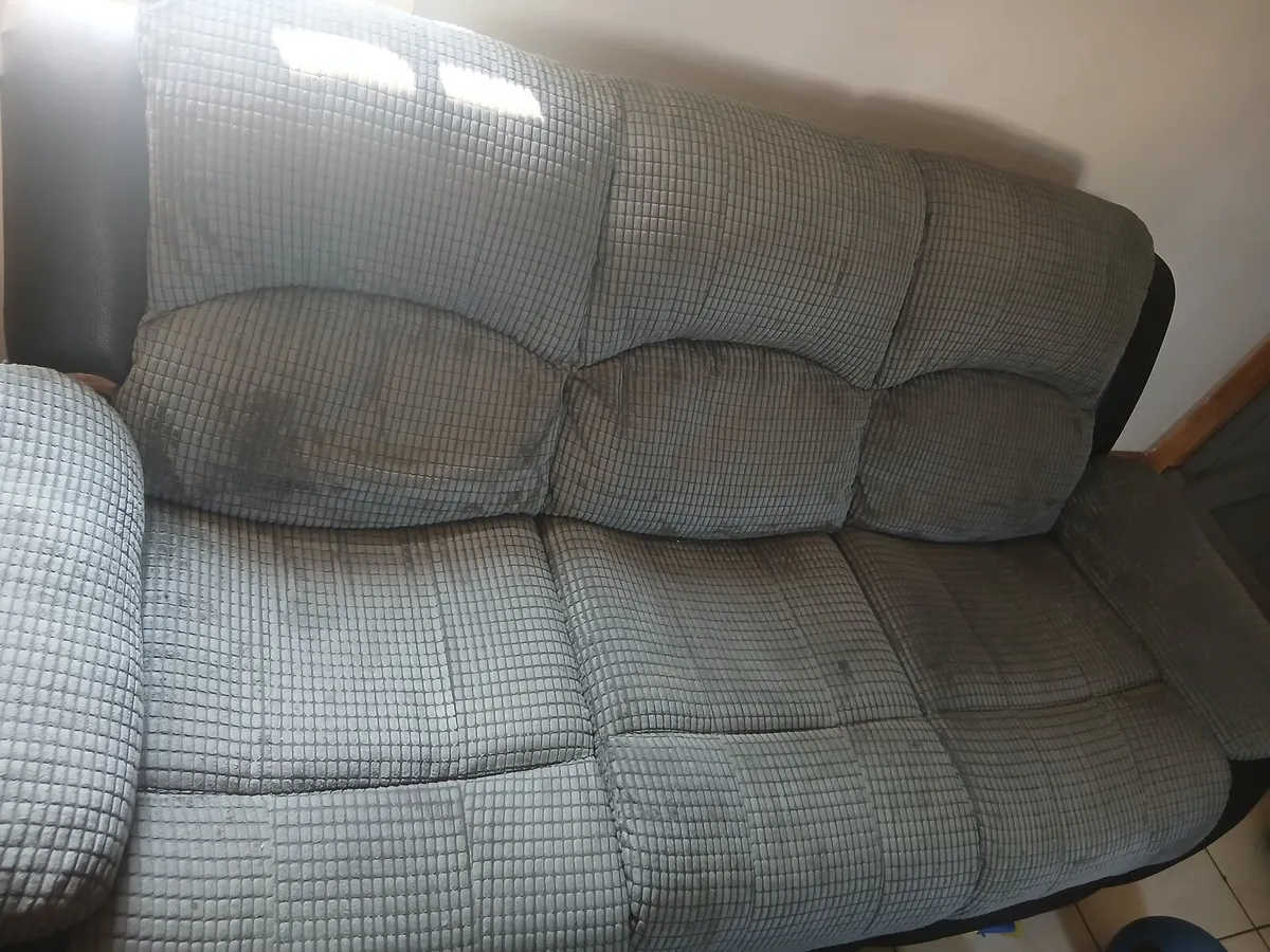 Three seater an arm chair - Image 4
