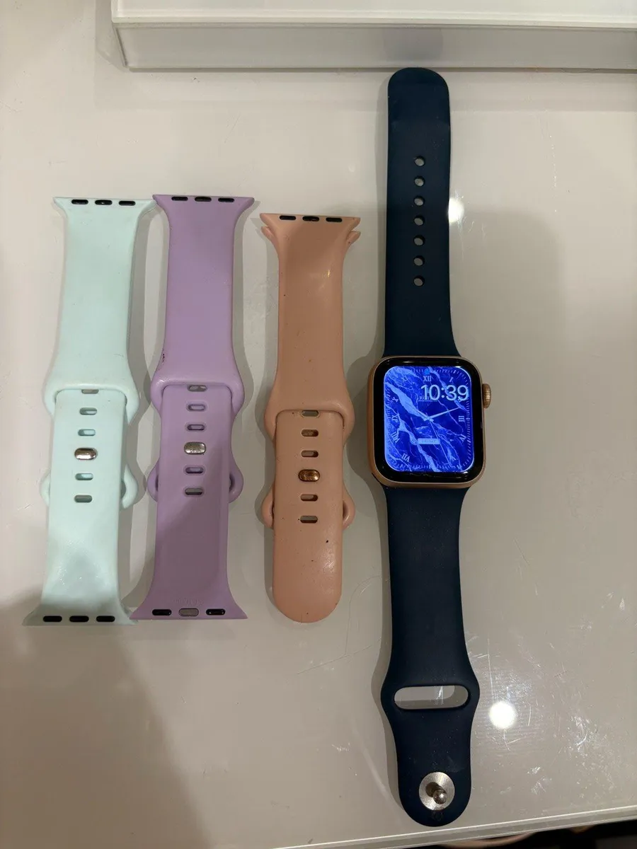 Apple SE smart watch 40mm - Image 1